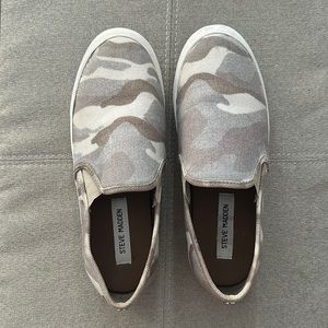 Steve Madden slip on cameo shoes